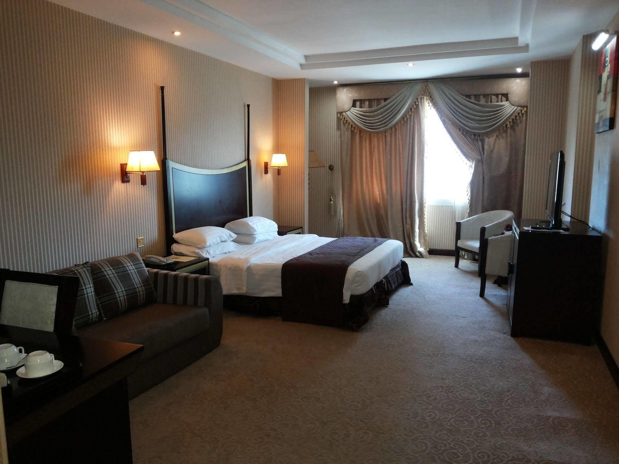 Tourist Hotel Doha Bagian luar foto