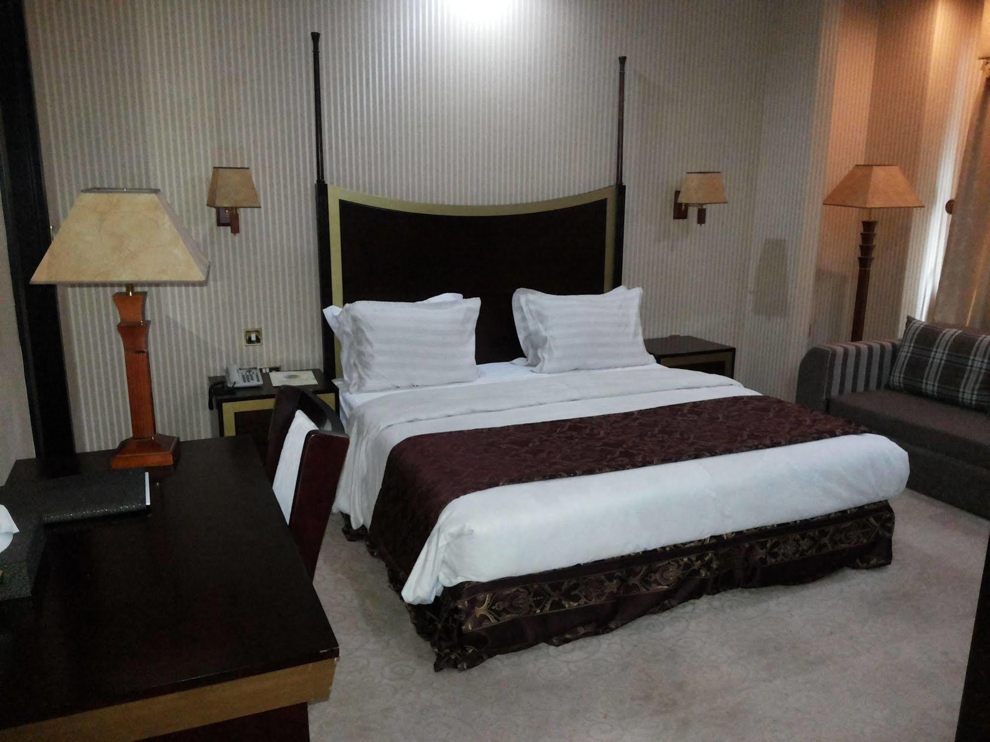 Tourist Hotel Doha Bagian luar foto