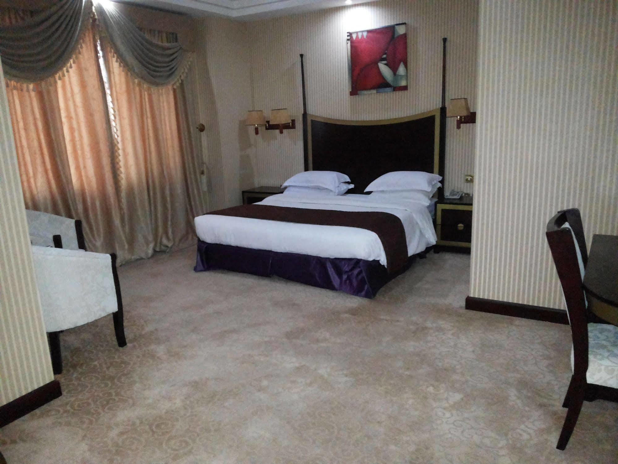 Tourist Hotel Doha Bagian luar foto